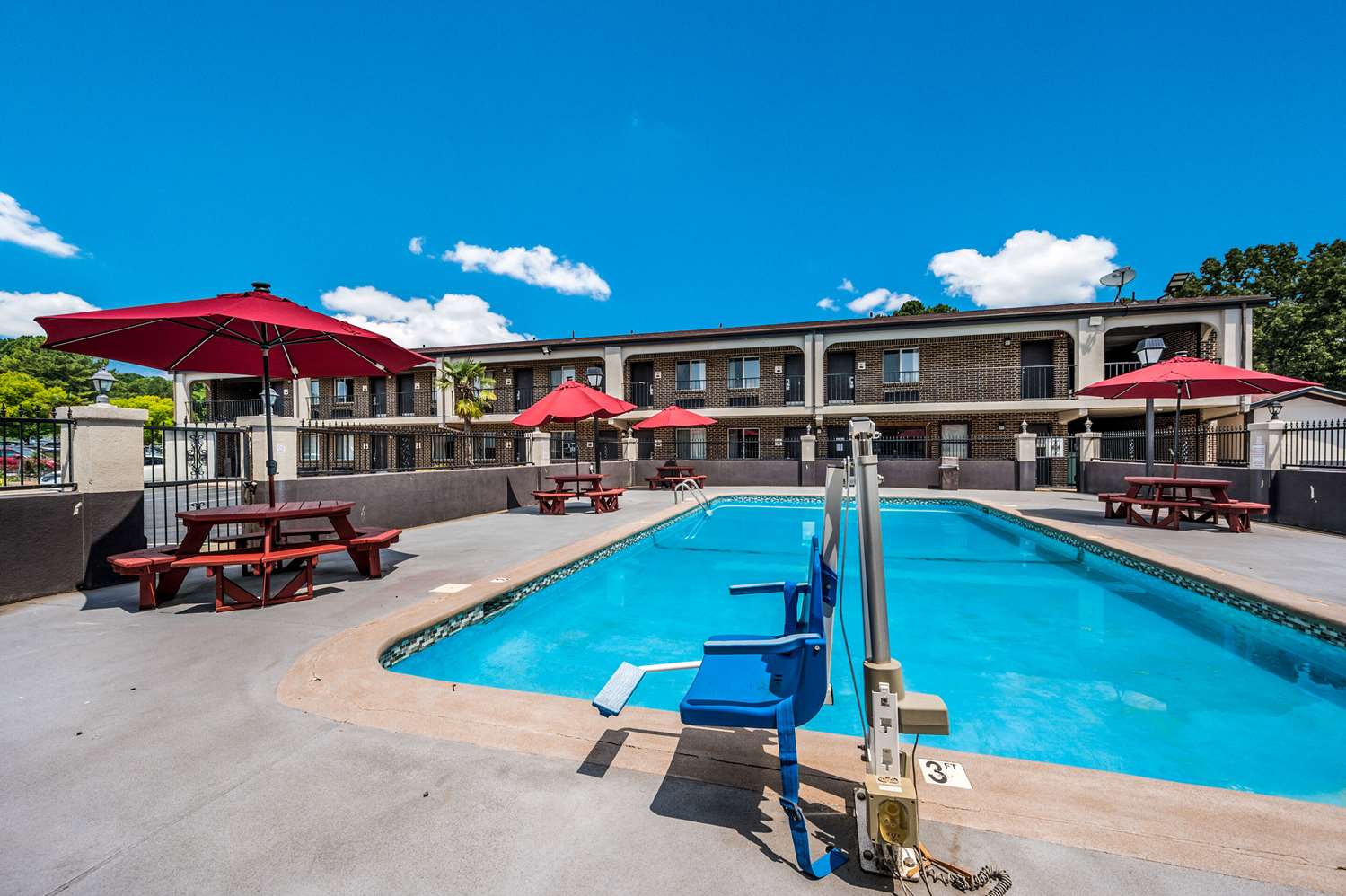 Econo Lodge Inn and Suites University Huntsville AL 15/19