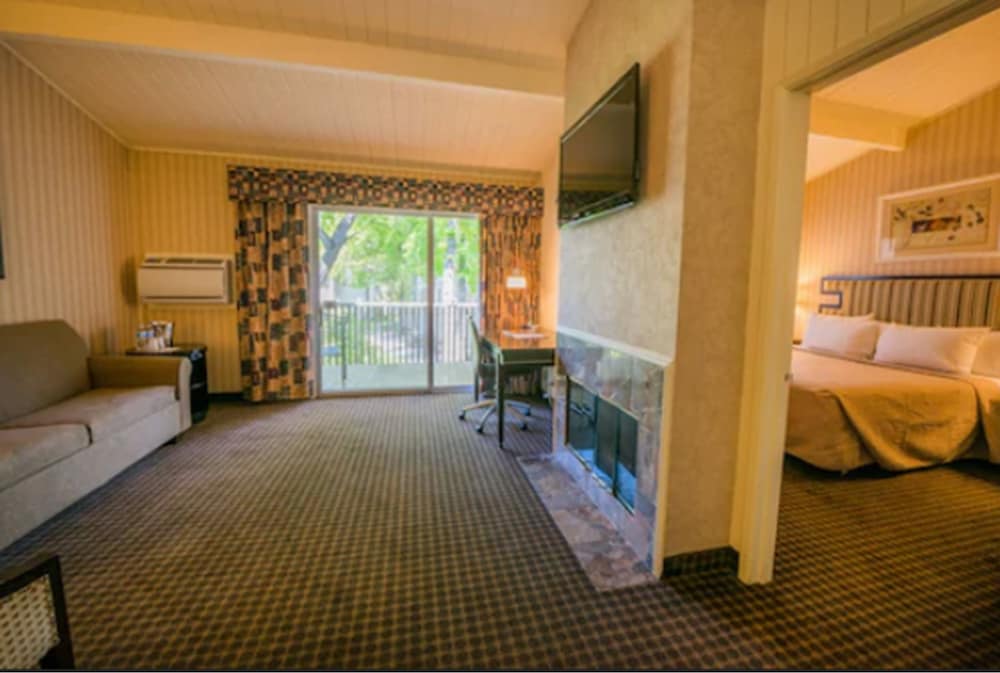 Los Gatos Lodge 13/26