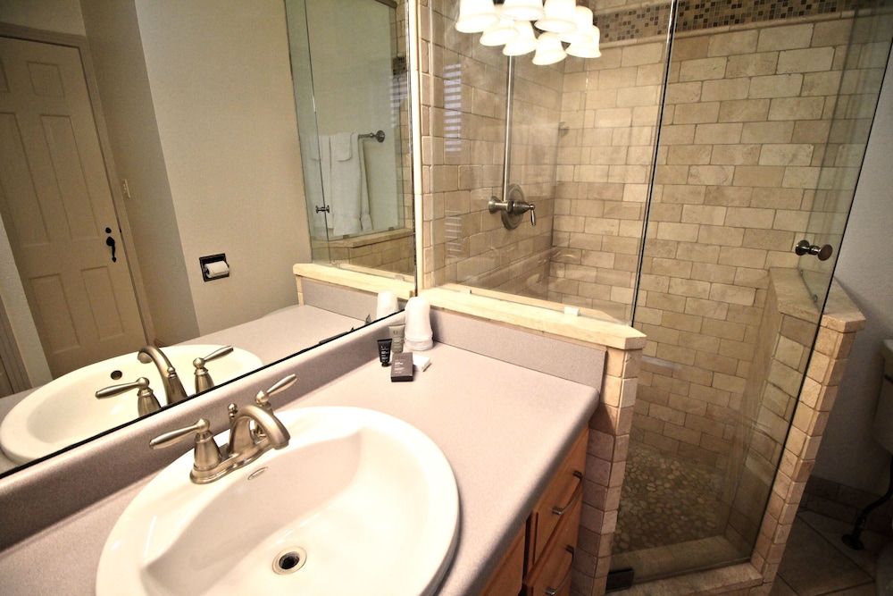 Peach Tree Inn & Suites 62/67