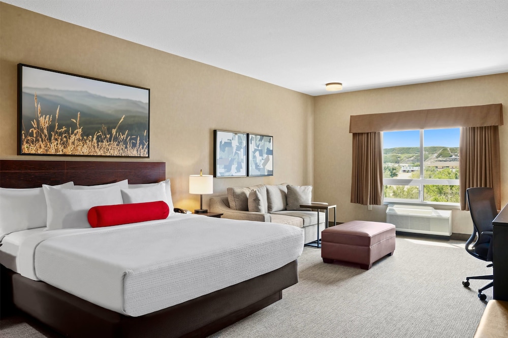 غرفة بسرير كينج مع أريكة، Ramada By Wyndham Drumheller Hotel & Suites 4/7