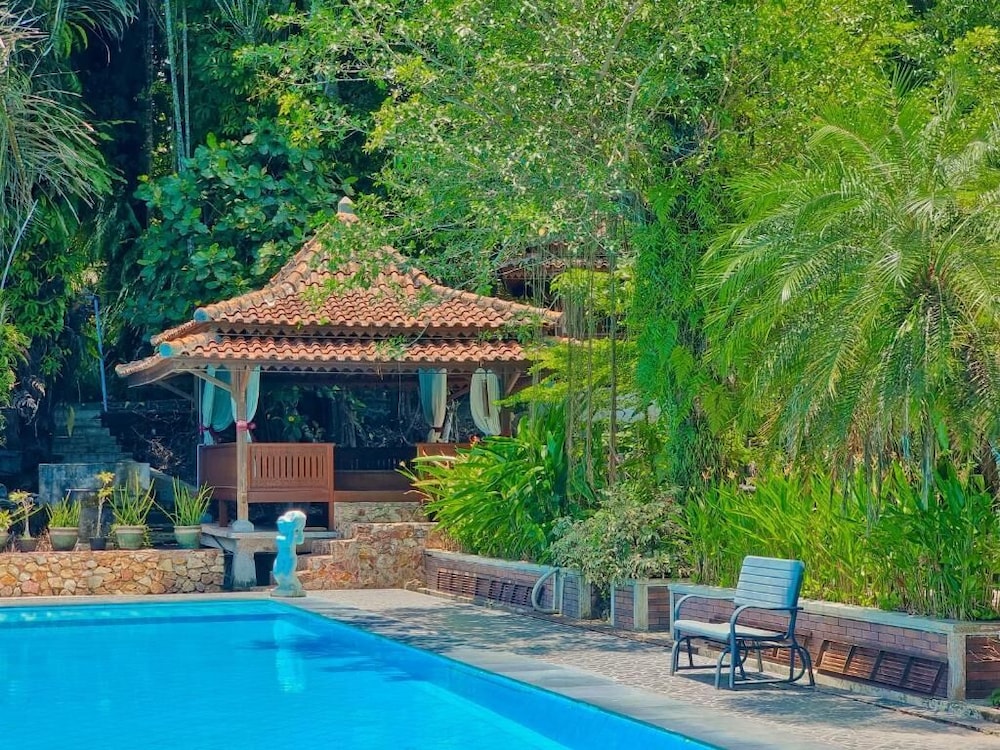 Green Tropical Village Hotel Resort 56/61