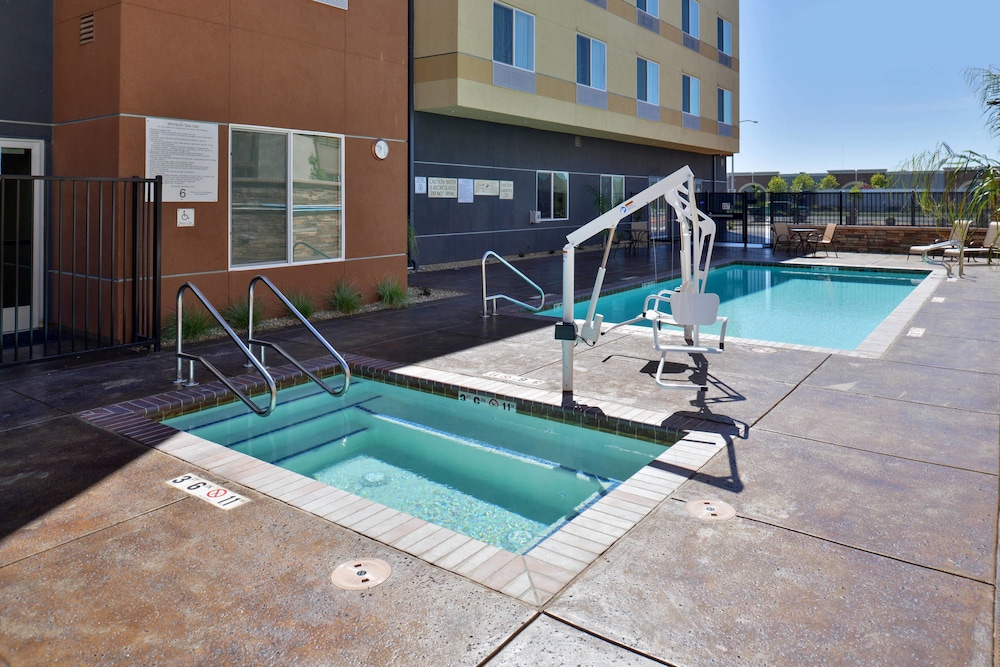 Fairfield Inn And Suites By Marriott Sacramento Airport Woodland 1/44