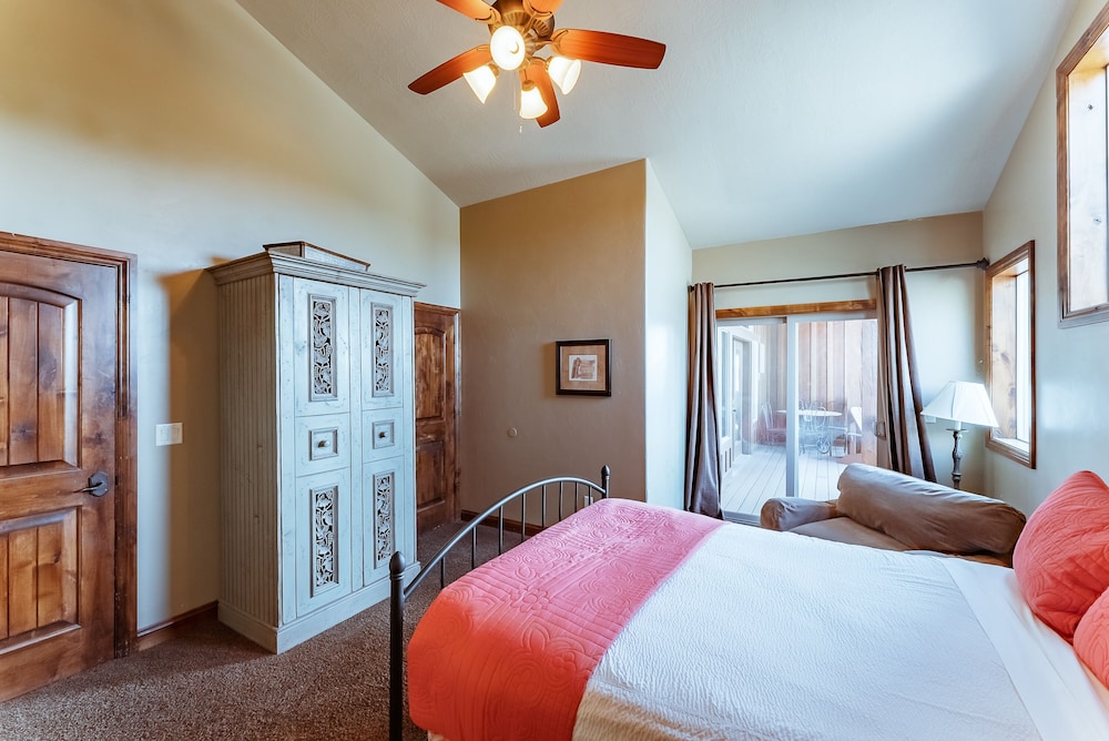 Serenity, Suite, 2 King Beds, 2 Queen Beds, 3 Sofa, Sofa