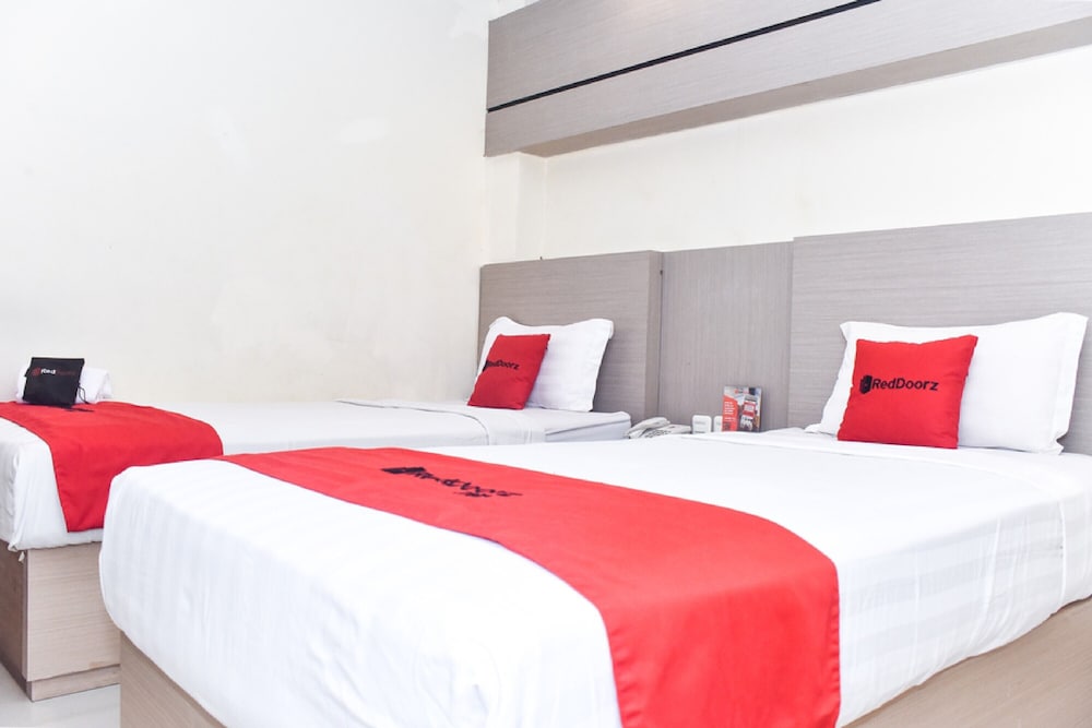 Reddoorz Plus Near Makassar Town Square 8/21
