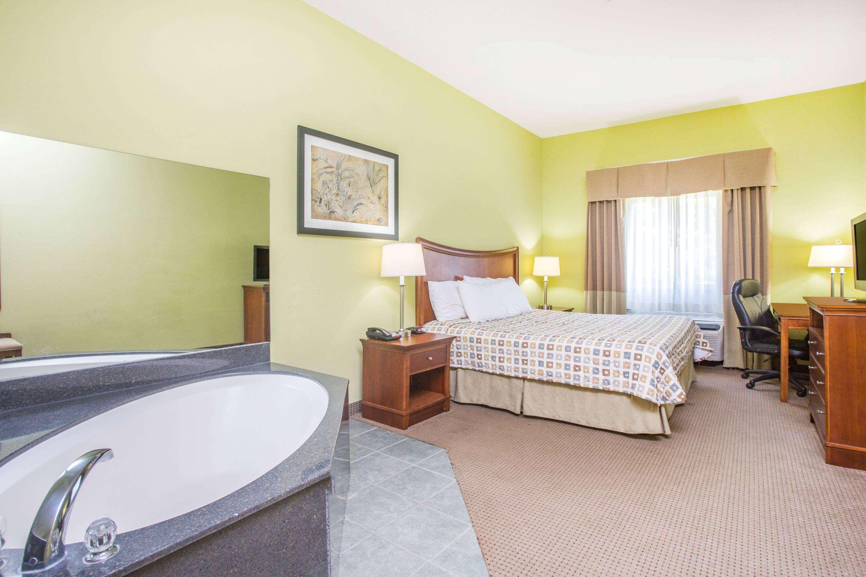 Days Inn & Suites by Wyndham Swainsboro 11/21