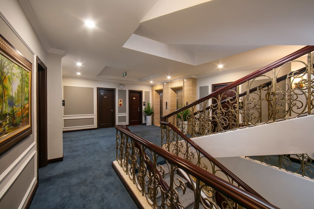 Halais Hotel 7/50