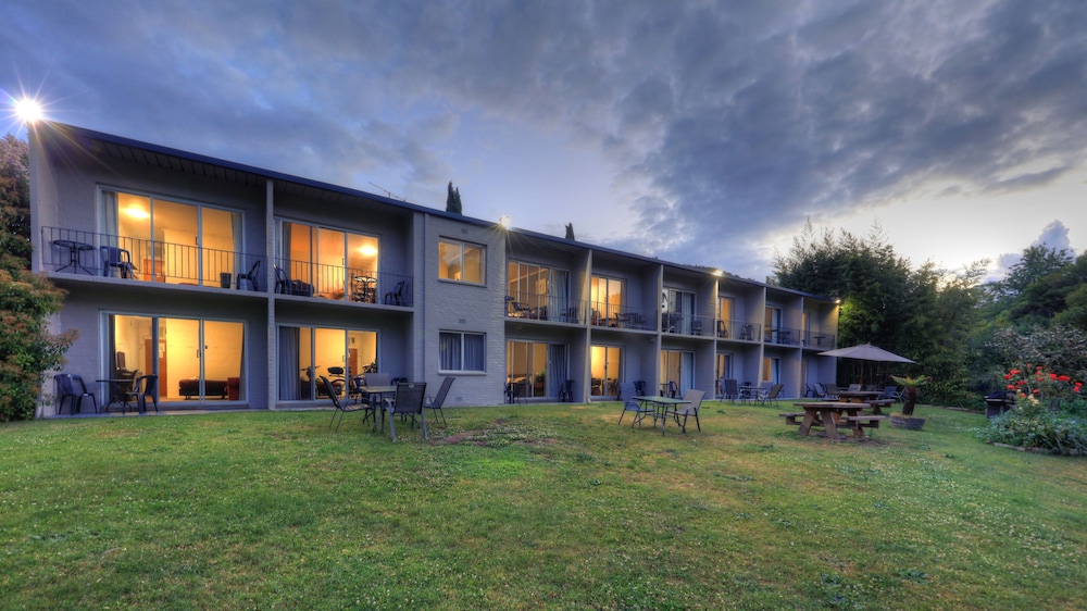 RIVERBANK PARK MOTEL 2/63