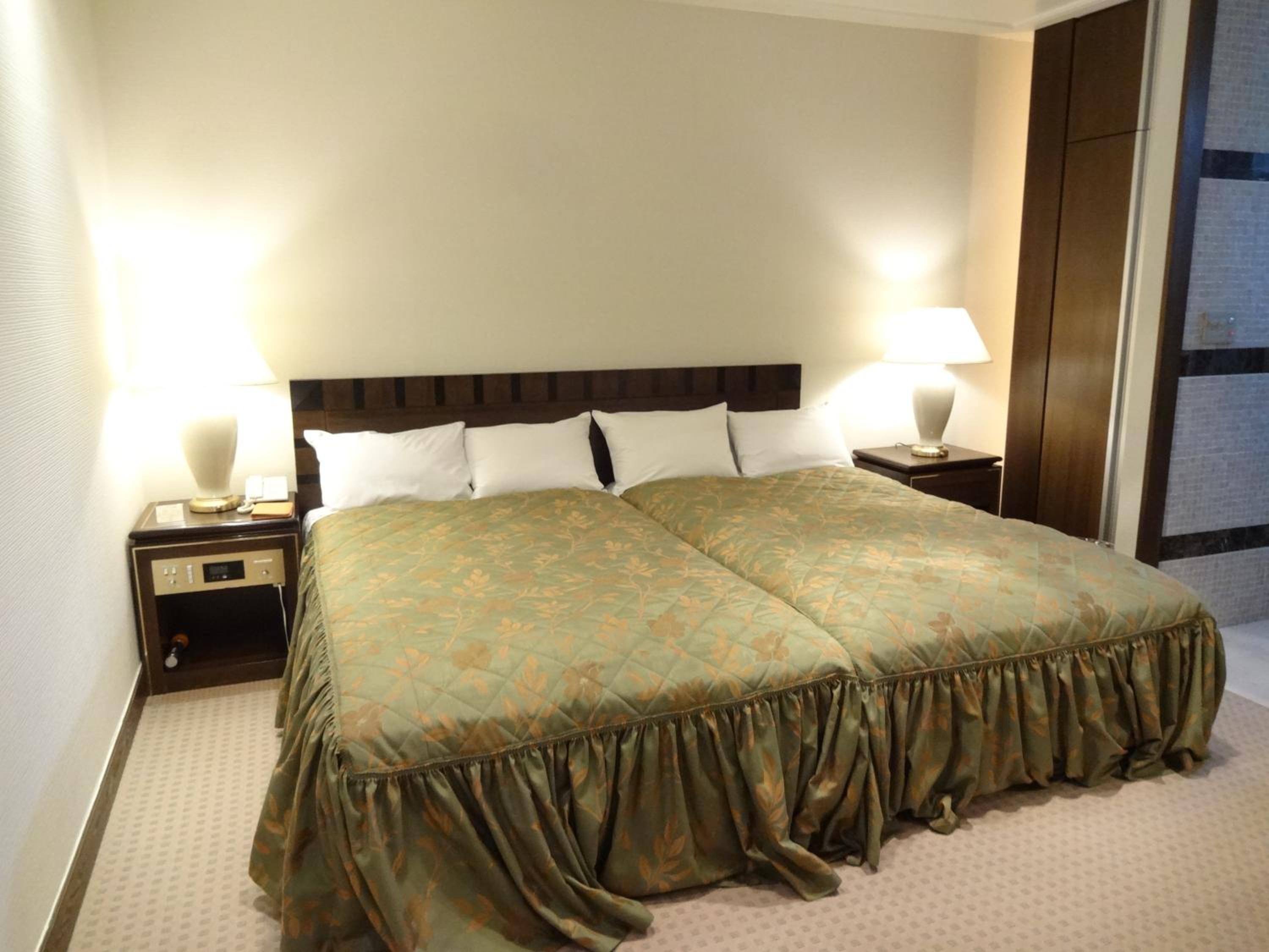 ROYAL, SUITE