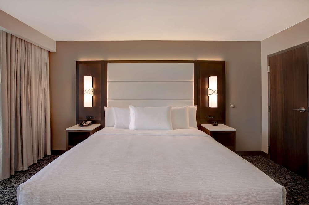 SUITE, KING BED, ACCESSIBLE