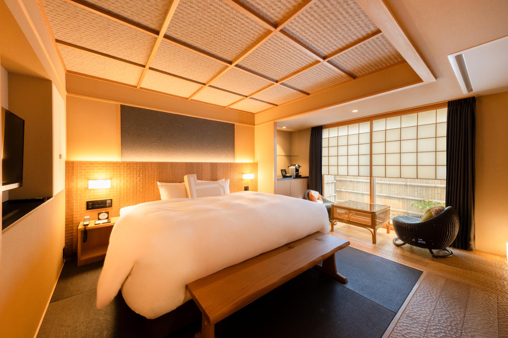 DELUXE, KING BED
