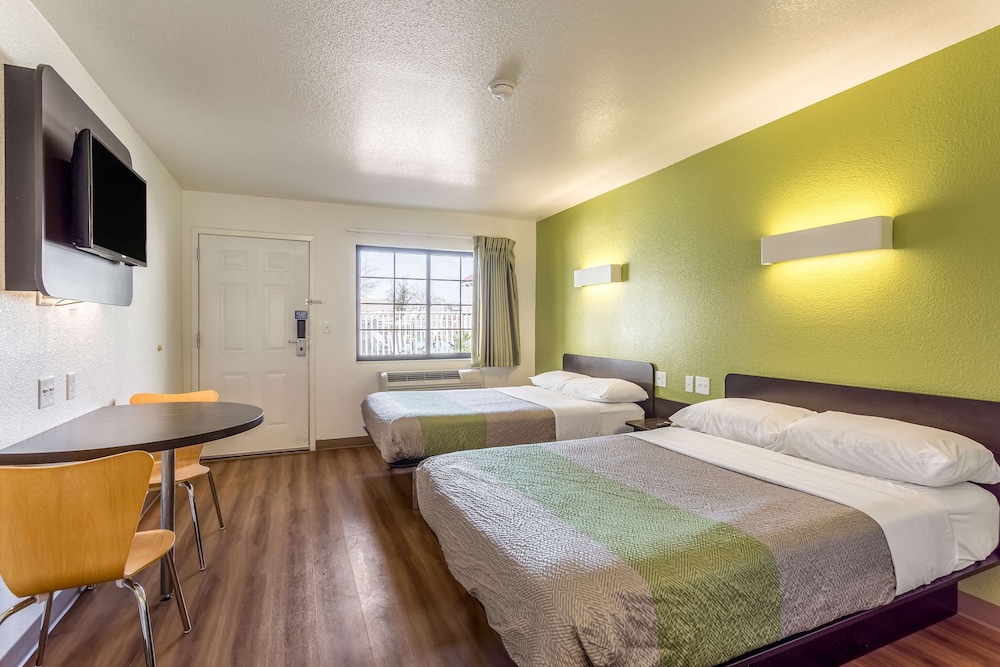 Motel6 El Paso, TX - East 20/32