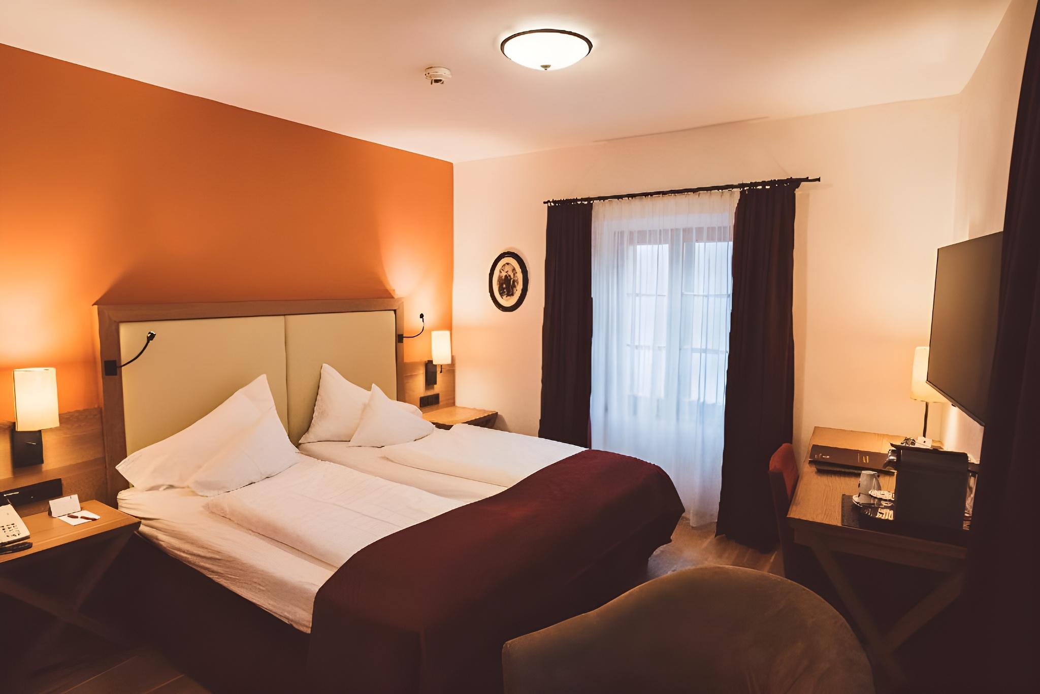 Deluxe, Single, Twin Beds