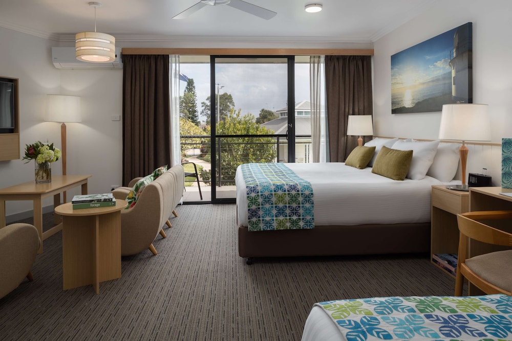 Suite, King and Twin Beds, Garden View