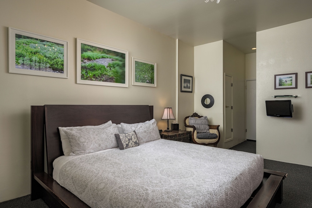 Queen Anne Bed And Breakfast 12/70