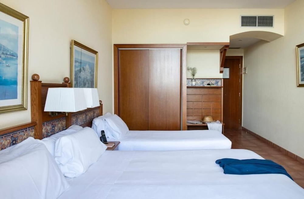 غرفة قياسية بسريرين منفصلين