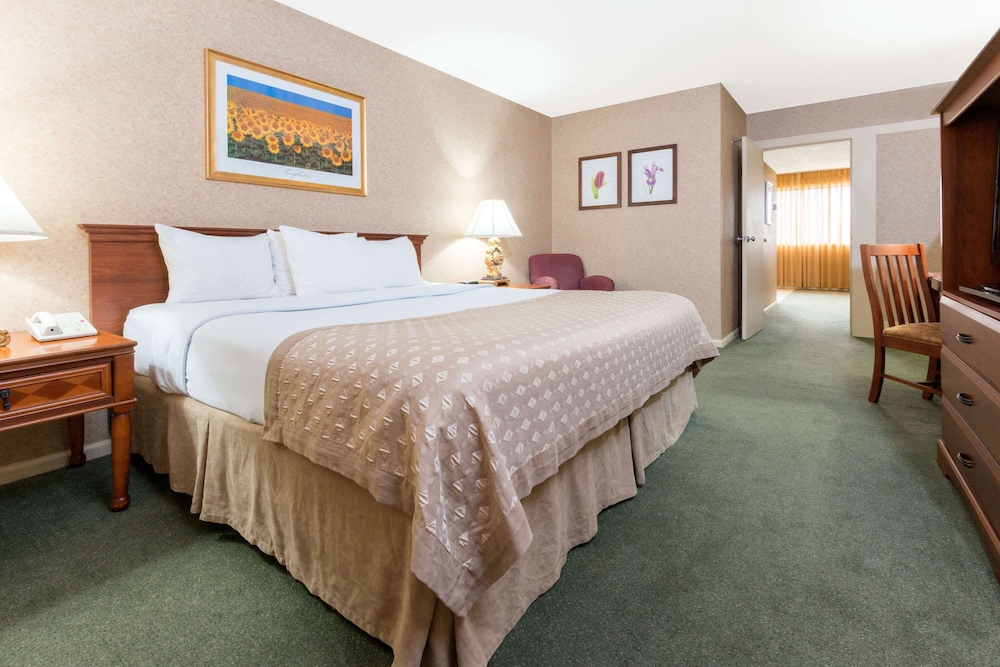 Ramada By Wyndham Topeka Downtown Hotel And Convention Center 15/36