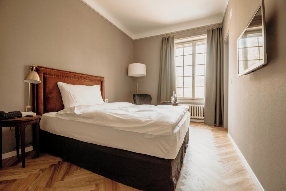 ROOM, SINGLE