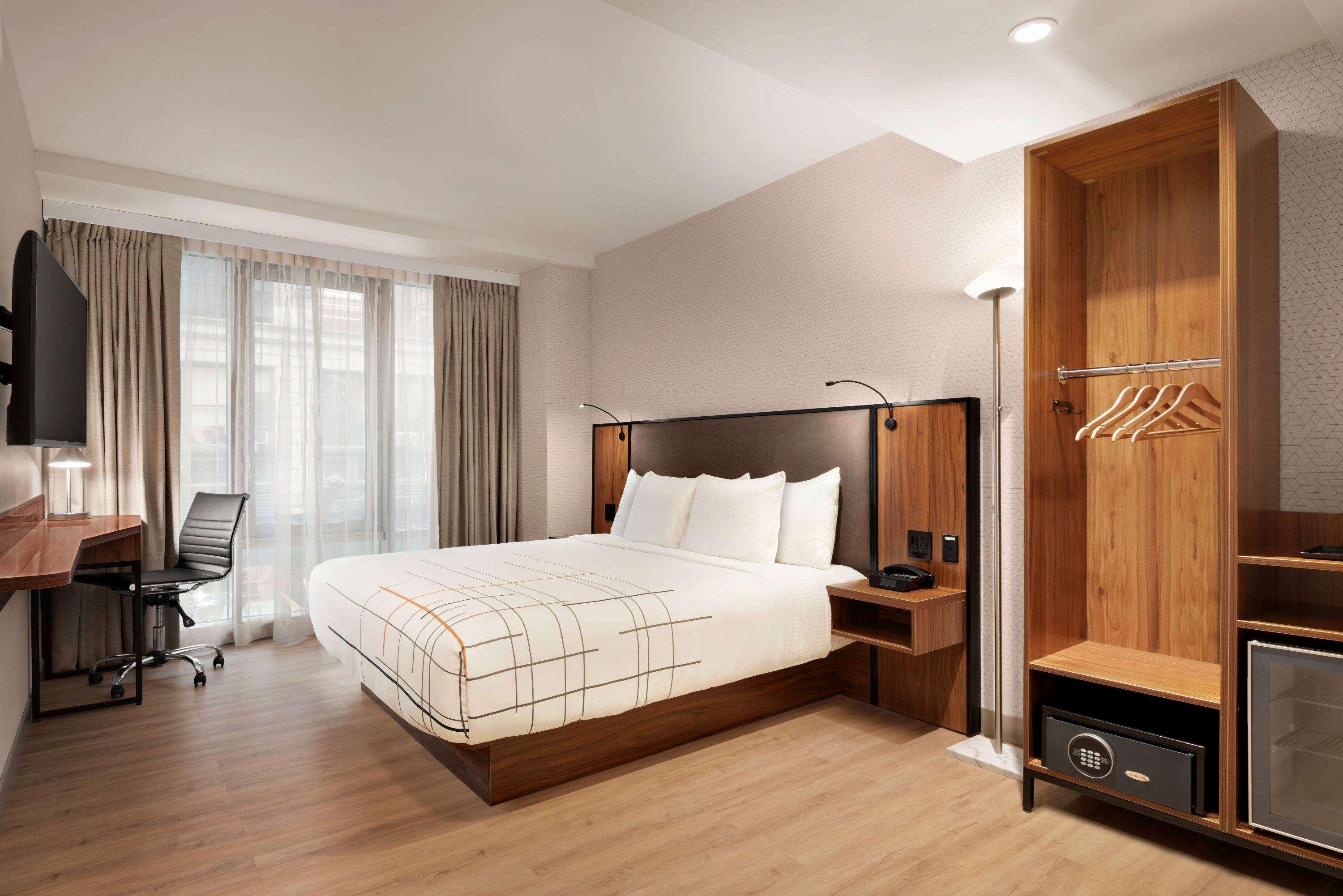 ROOM, KING BED, ACCESSIBLE