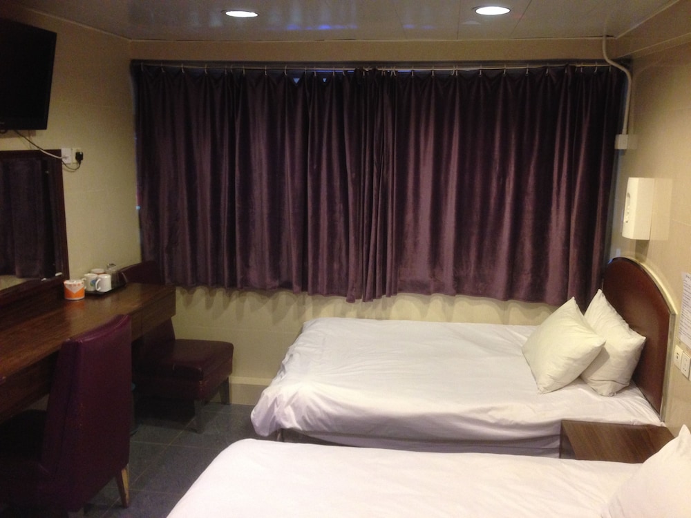 ROOM, QUADRUPLE