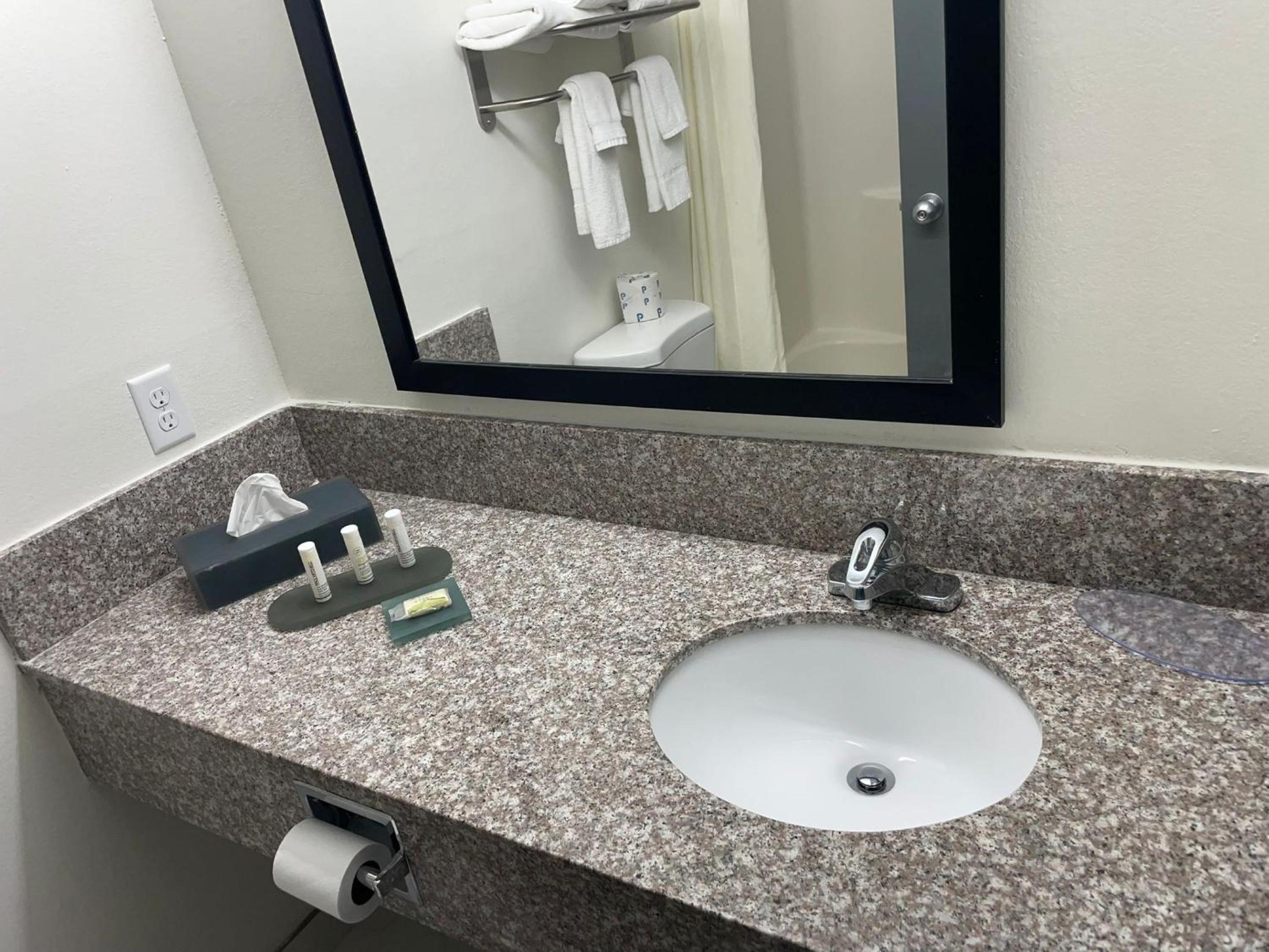 غرفة بسريرين كوين بحوض استحمام لذوي الإعاقة، Ramada by Wyndham Waupaca 9/10