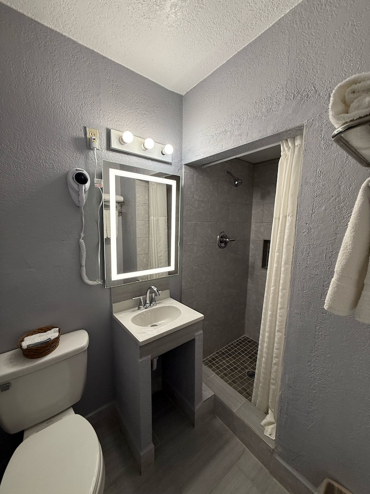 Executive Inn and Kitchenette Suites 32/34