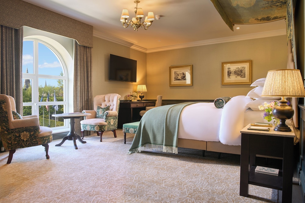 1 BEDROOM, SUITE