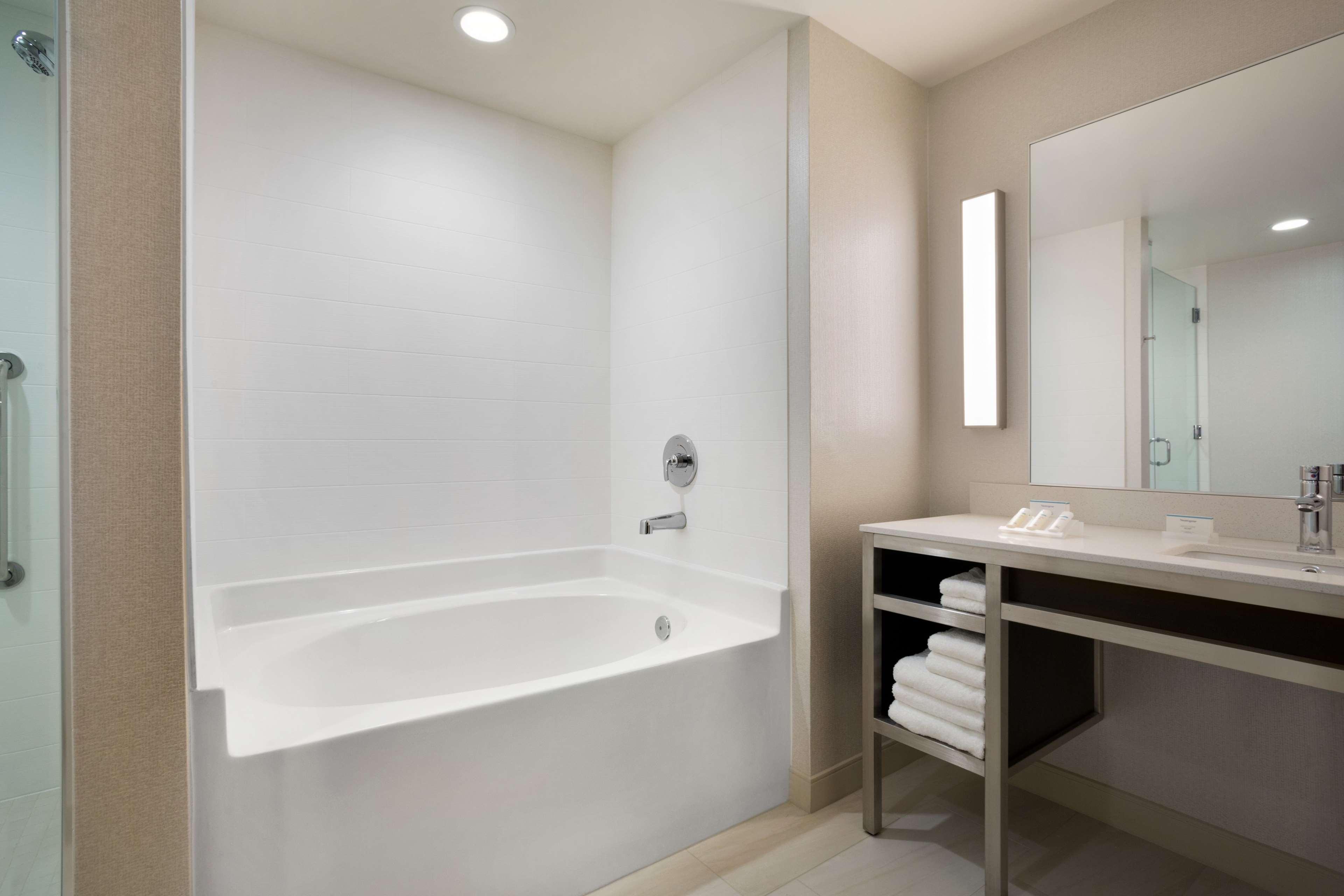 1 BEDROOM, SUITE, KING BED