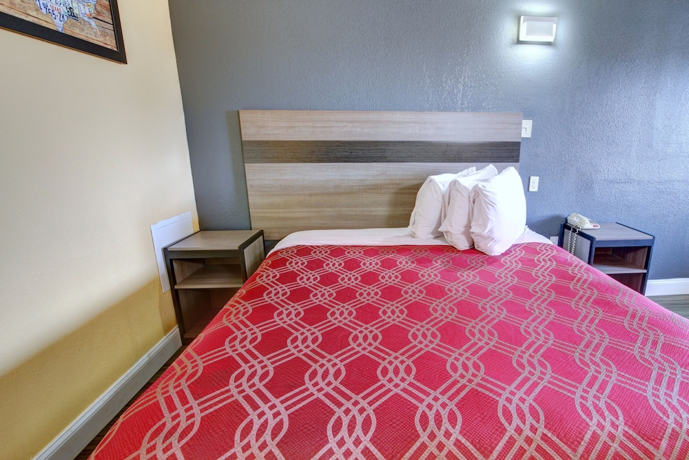 Econo Lodge at Military Circle 8/15