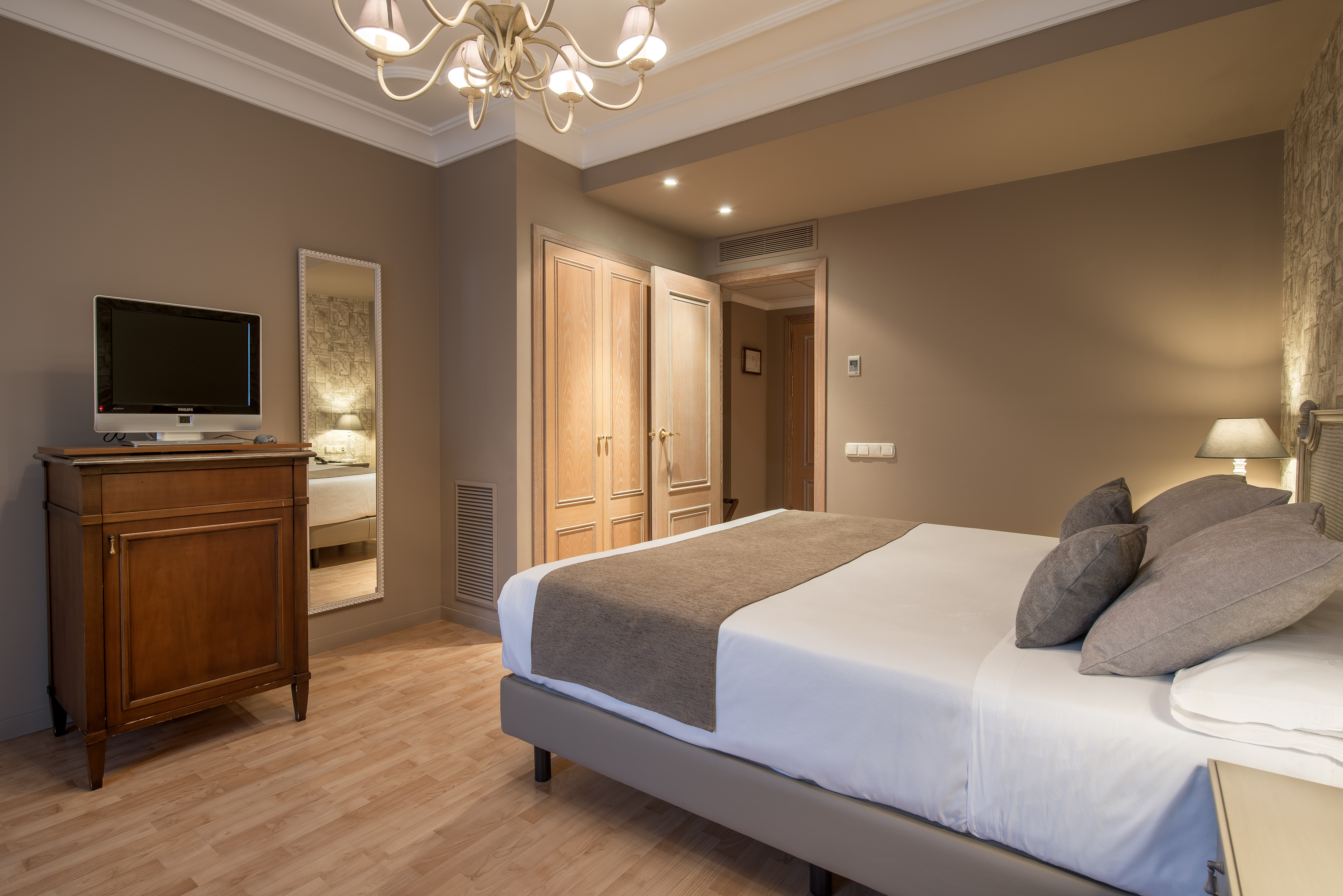 ROOM, DOUBLE BED