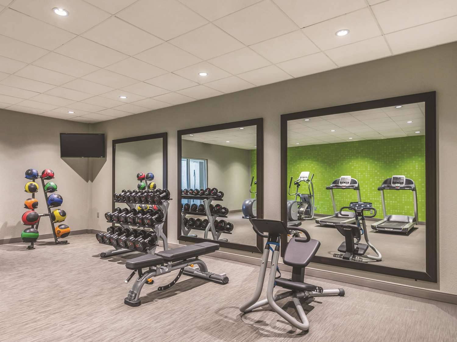 La Quinta Inn & Suites by Wyndham Cincinnati Sharonville 23/45