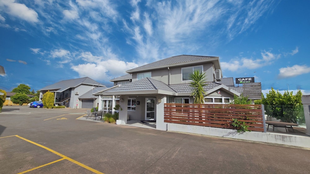 Carramar Motor Inn 61/64