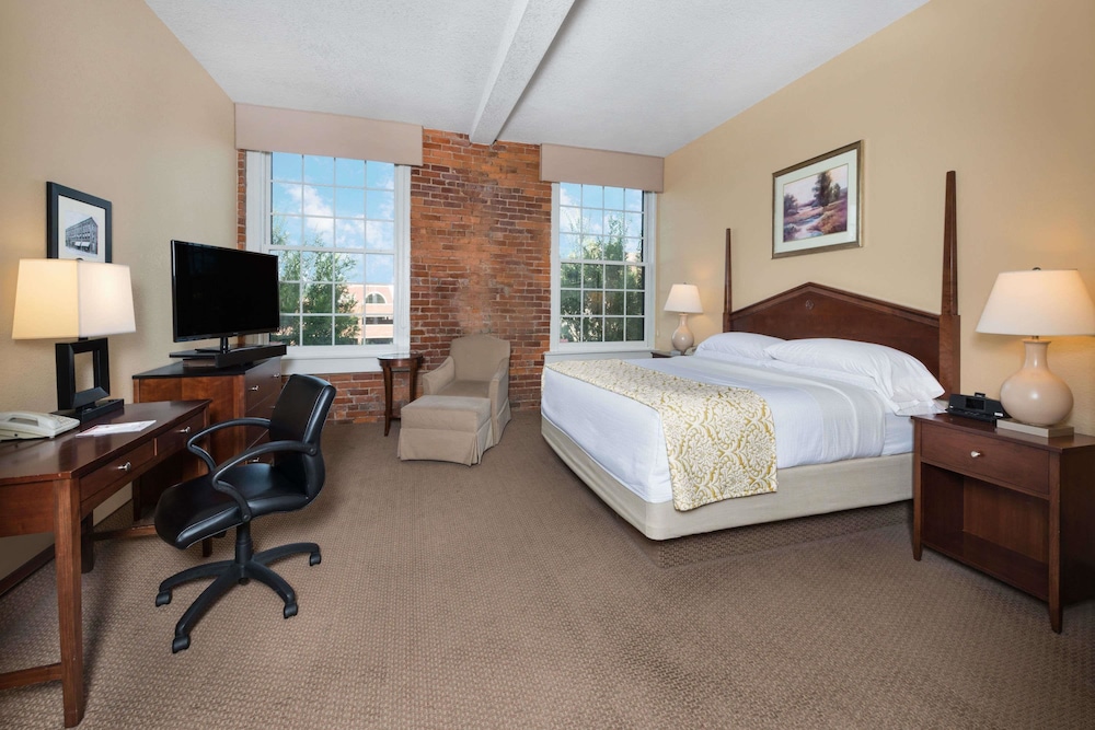 Hawthorn Suites By Wyndham Rome 13/24