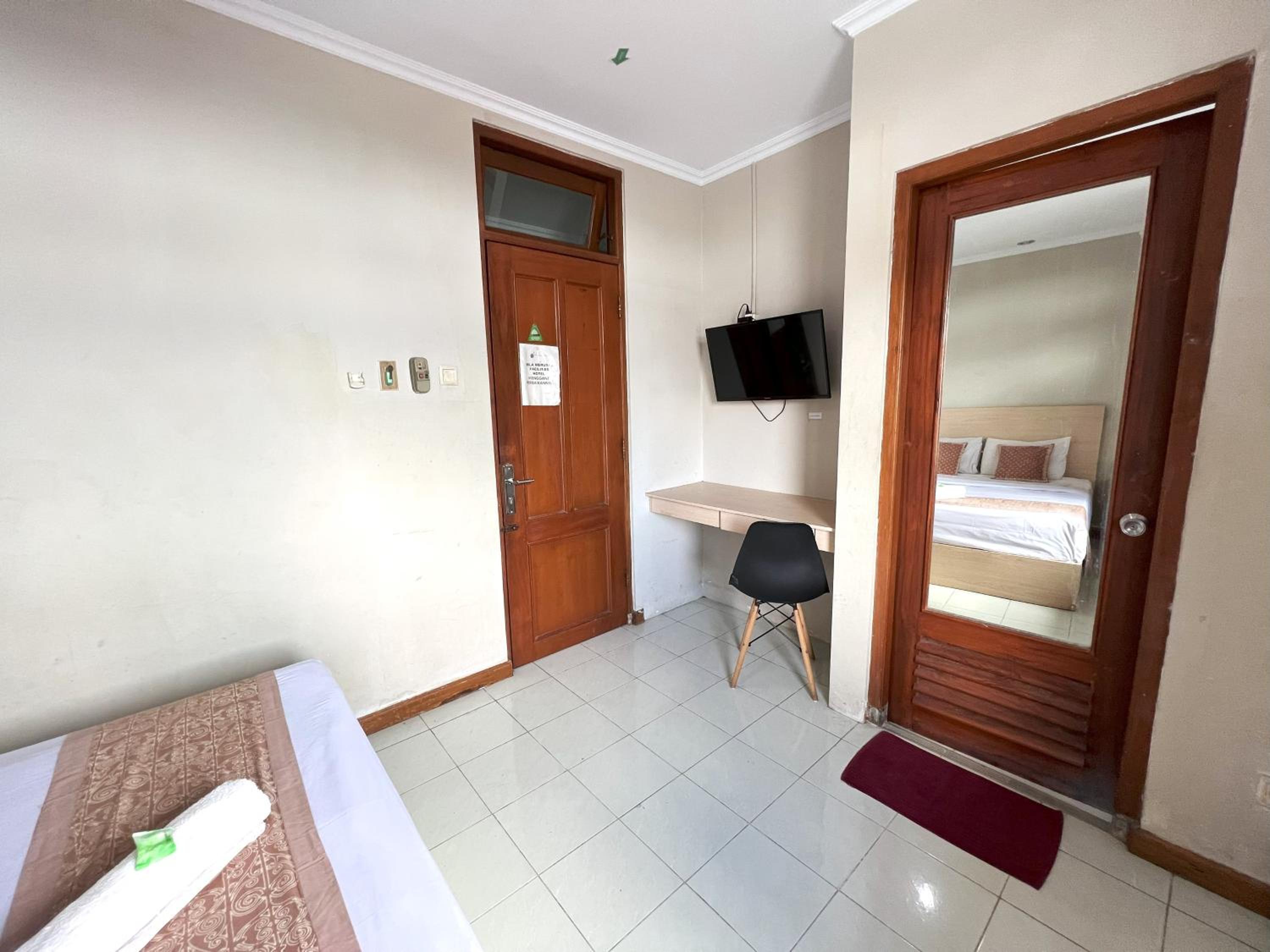 OYO 3819 Hotel Winotosastro 18/33