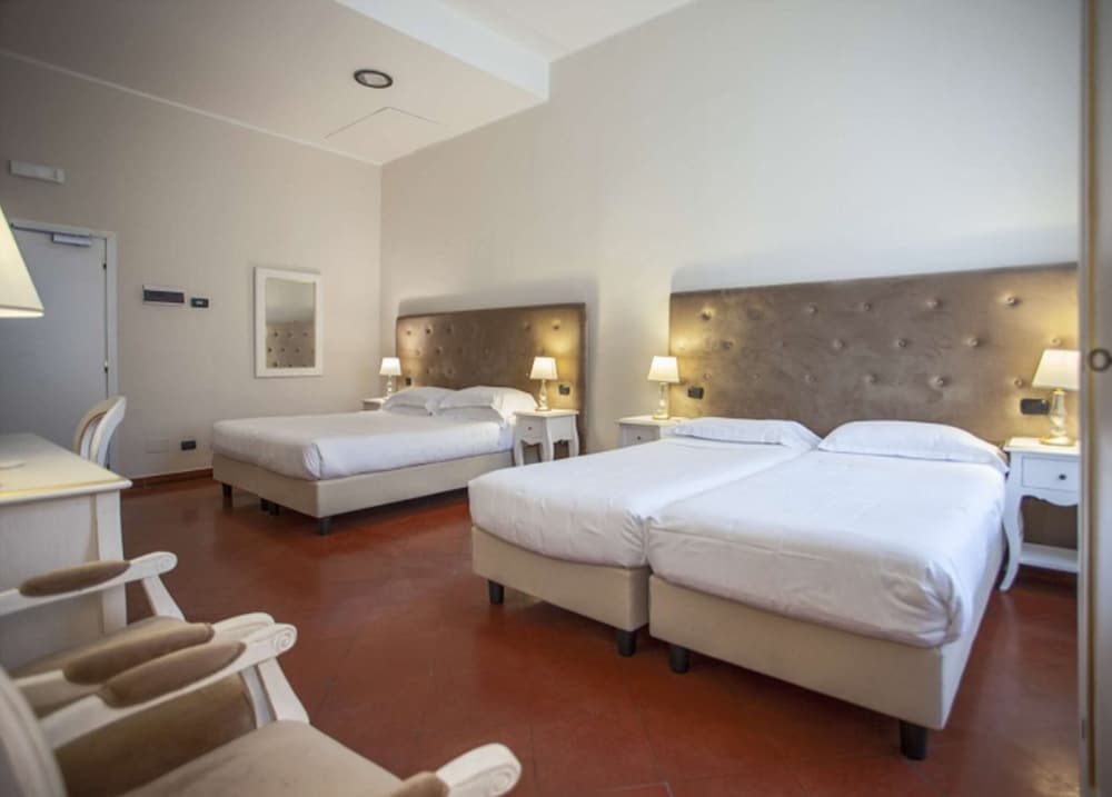 ROOM, QUADRUPLE