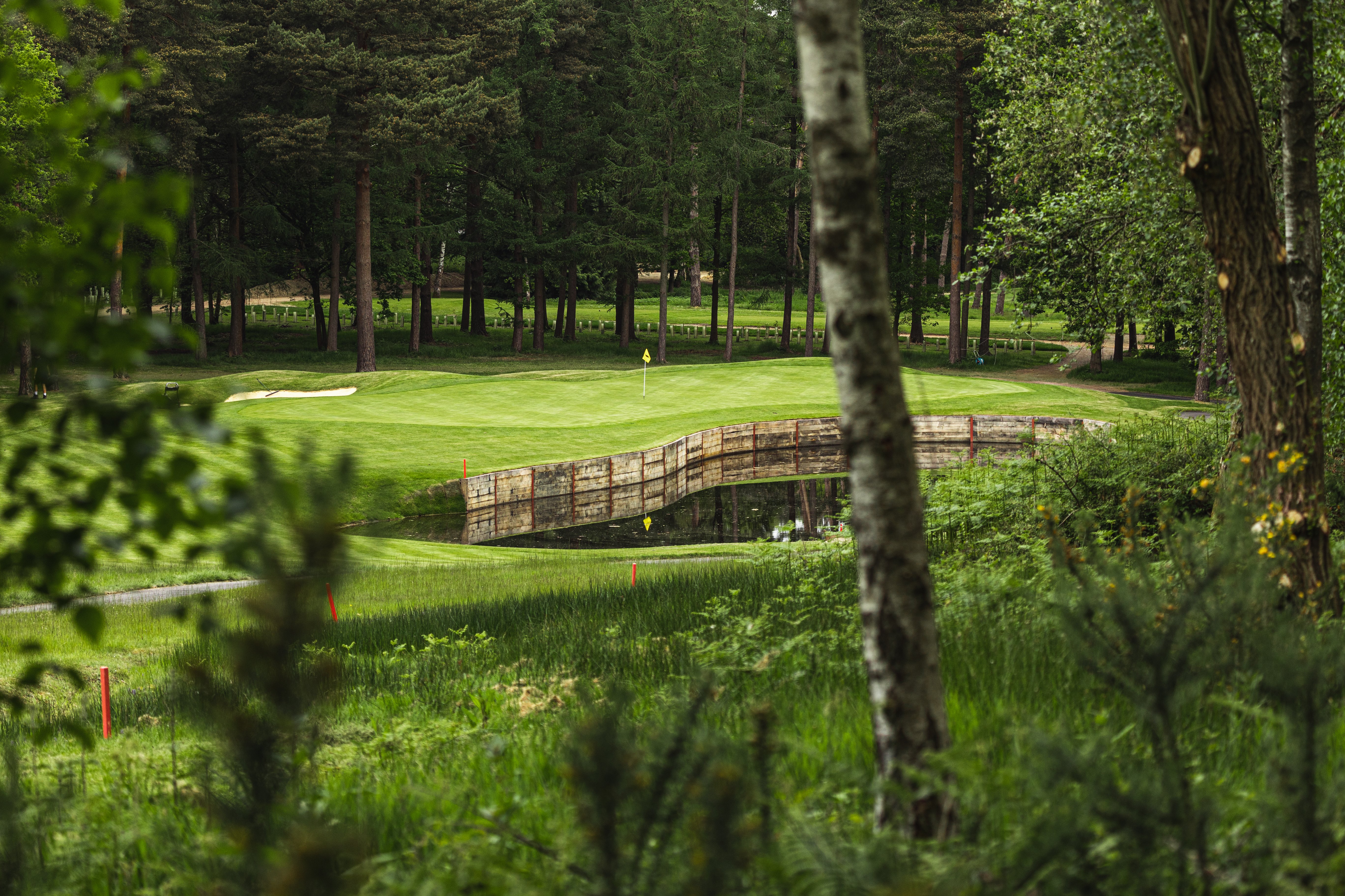 FOXHILLS CLUB AND RESORT WOKING 28/35