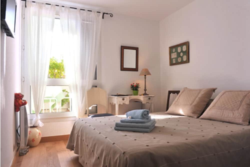 ROOM, DOUBLE BED