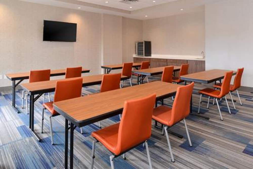 Holiday Inn Express Suites Gainesville Lake Lanier Area 56/59