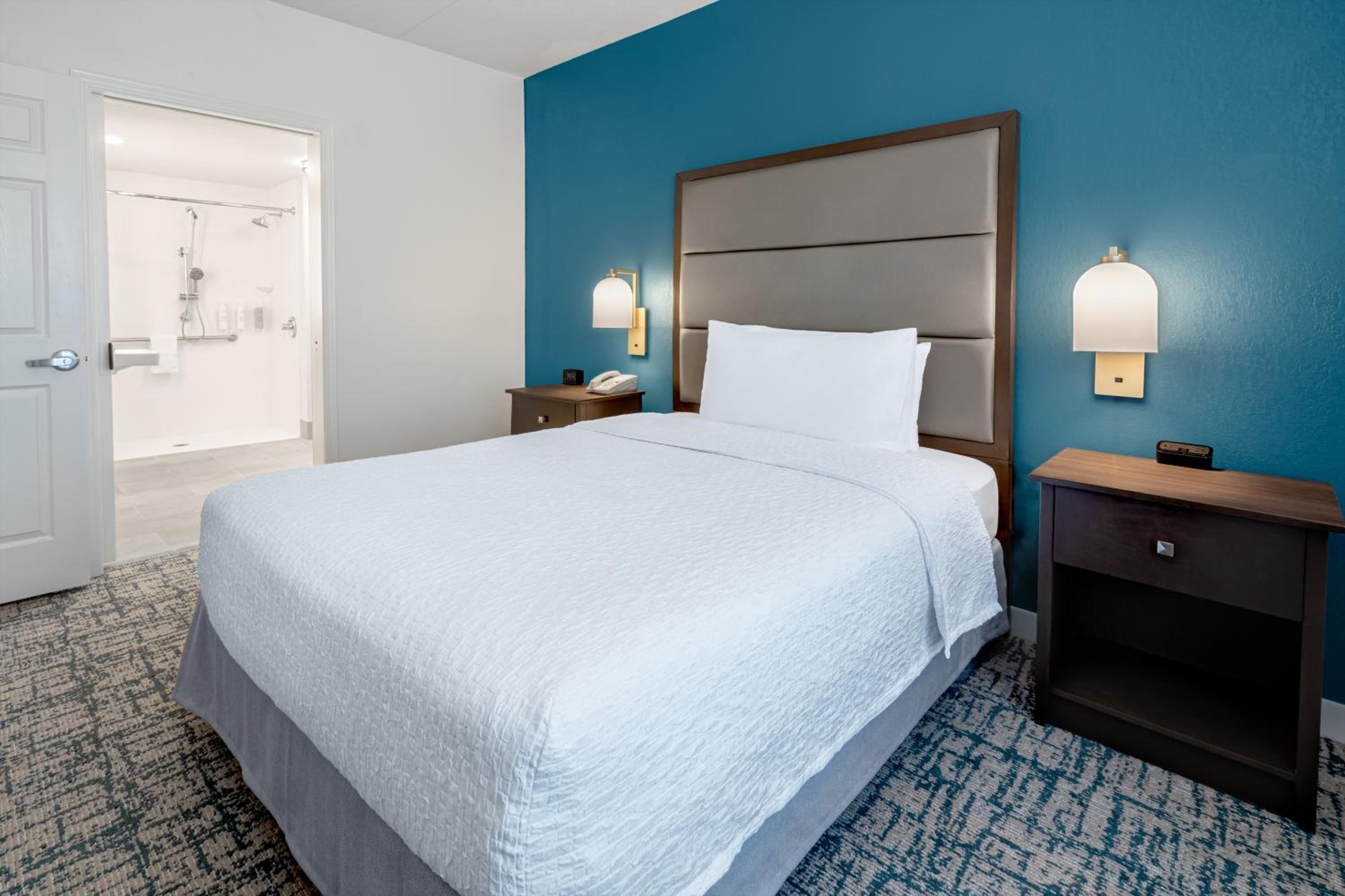Suite, Queen Bed, Sofa, Accessible