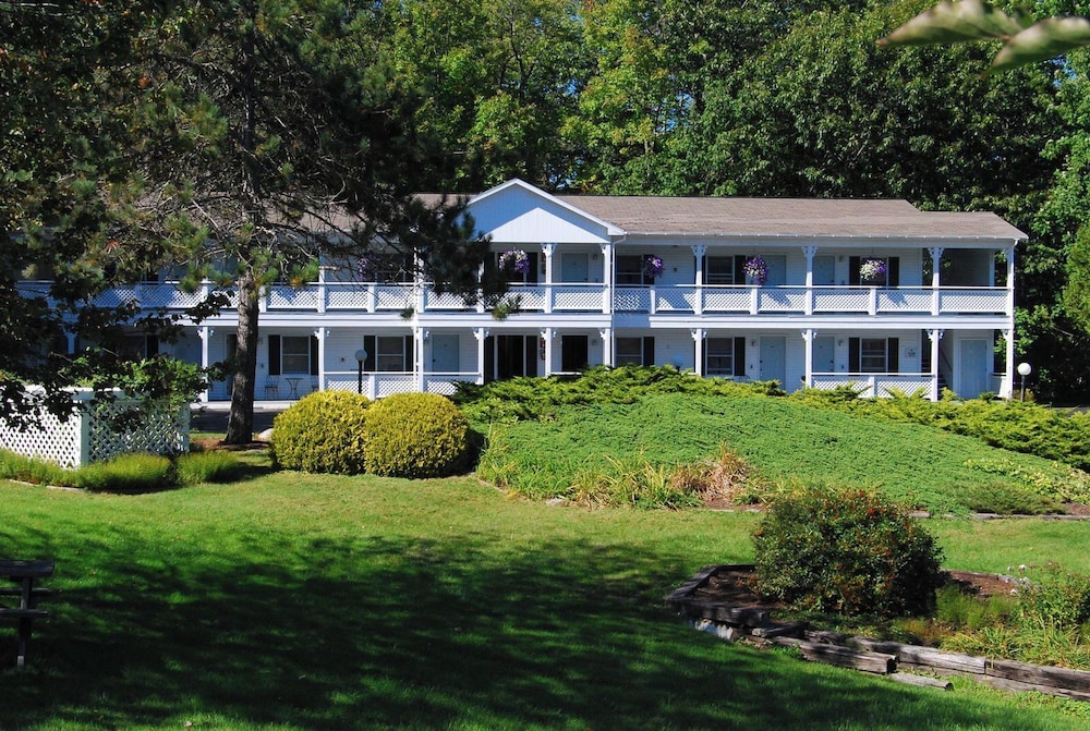 CEDAR CREST INN 22/24