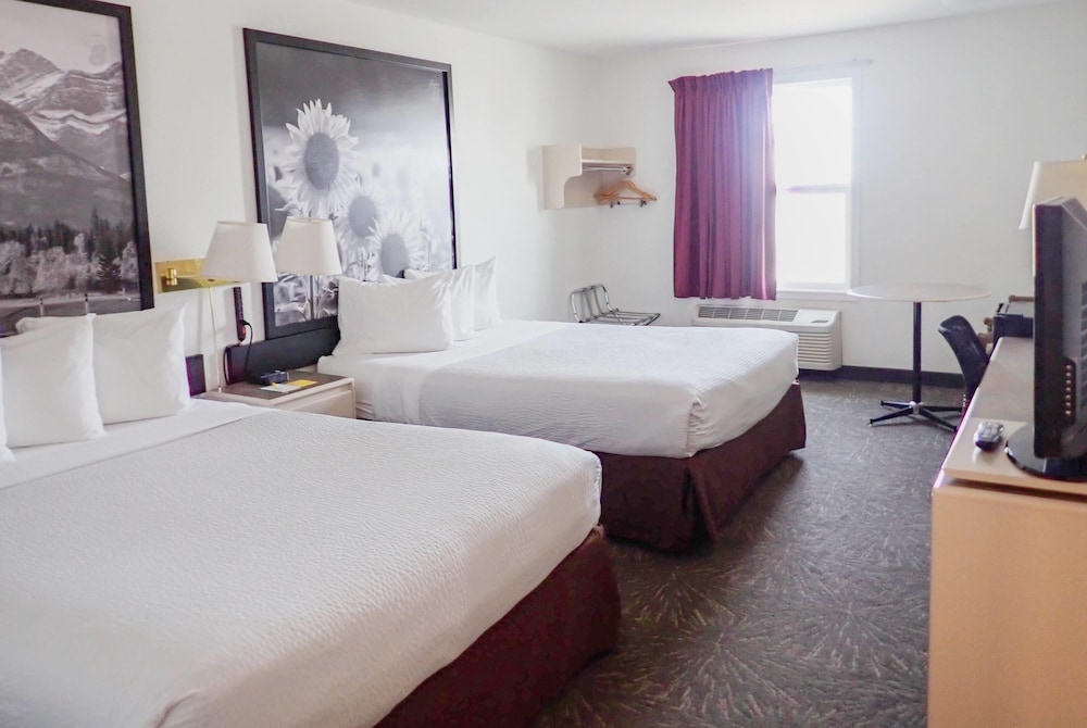 Drive Up, Deluxe, 2 Queen Beds, Pet Friendly, Ground Floor