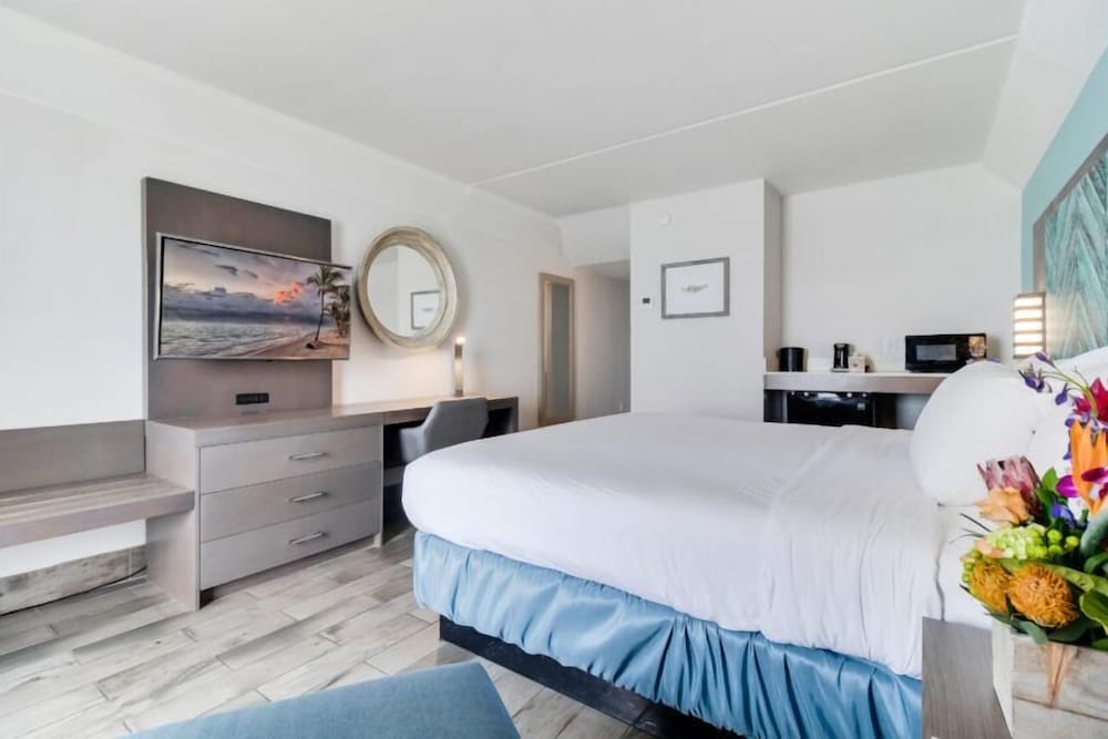 The Inn At Pine Knoll Shores 24/61