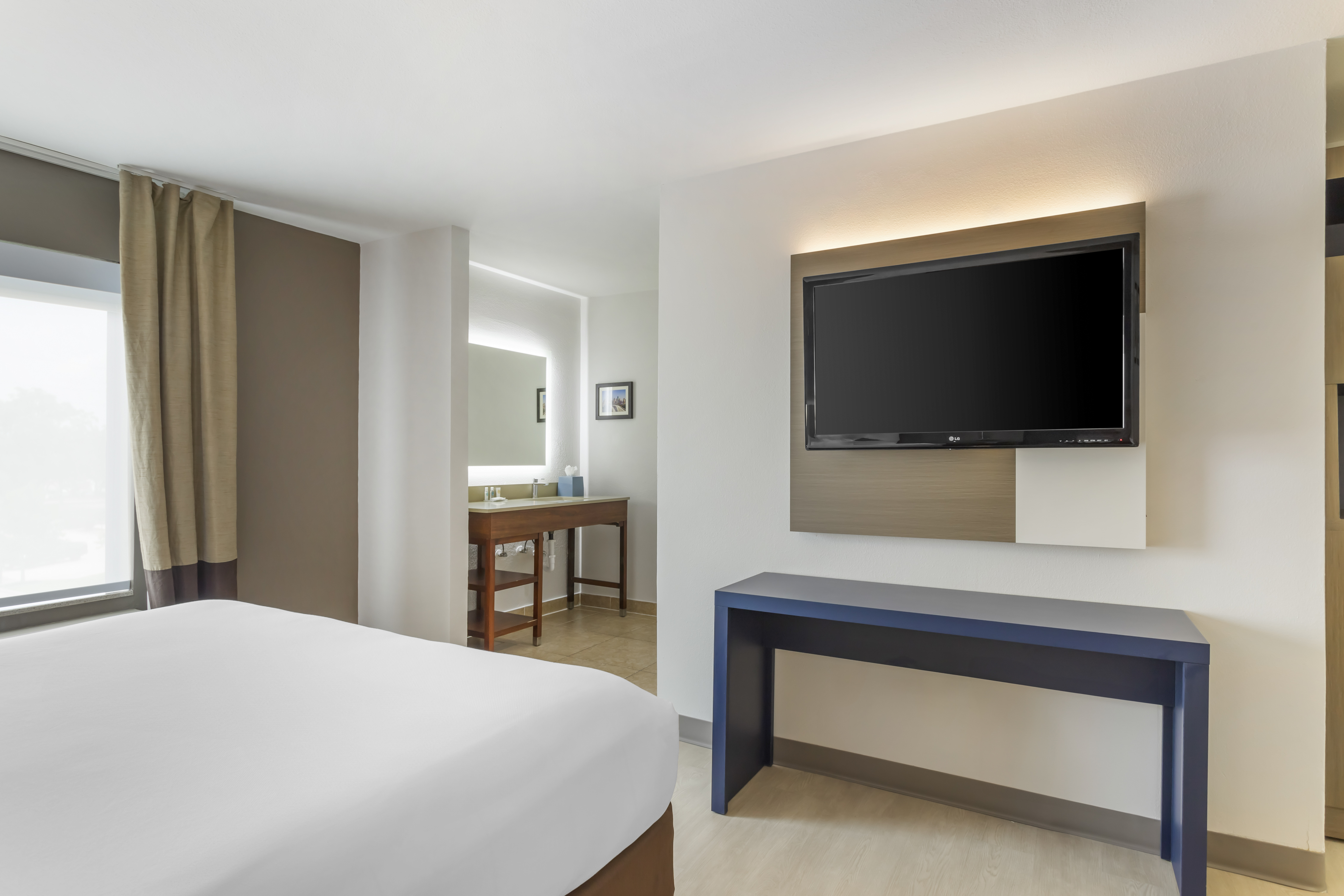 SUITE, KING BED