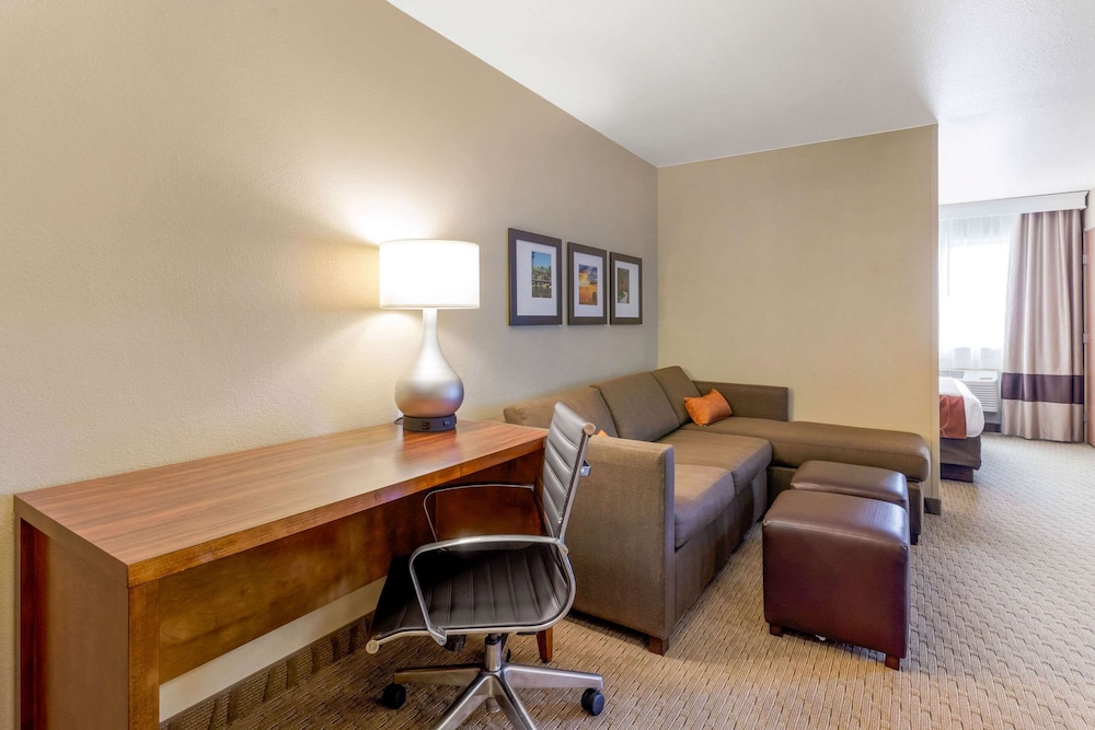 Comfort Suites Burlington, IA 15/30