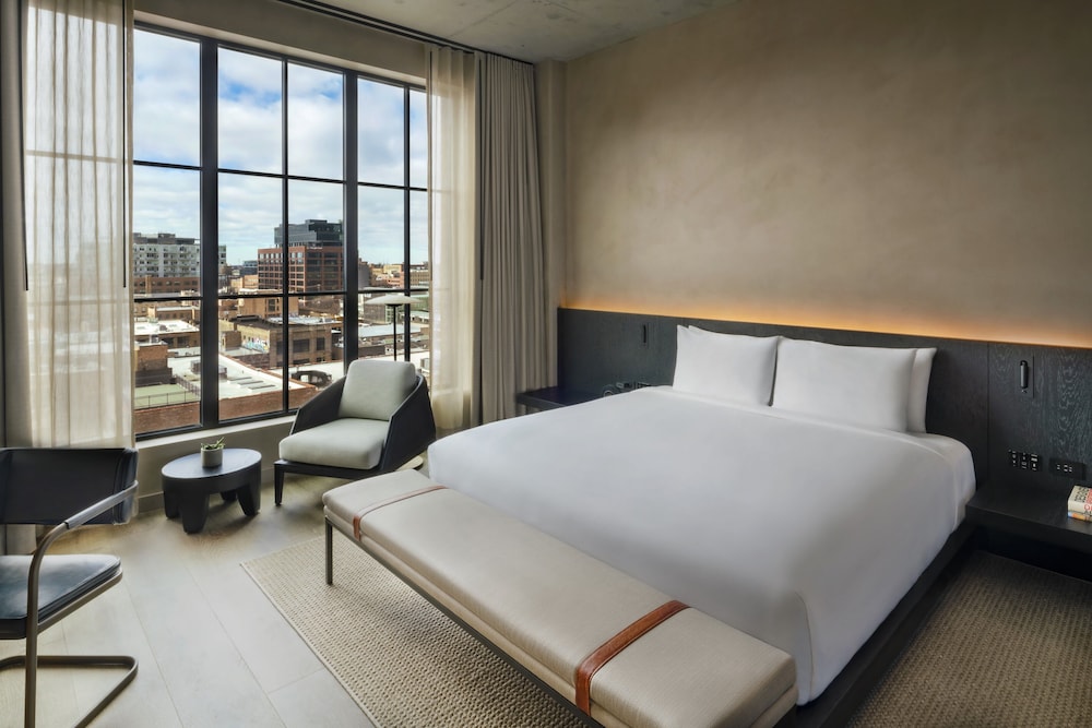 DELUXE, KING BED