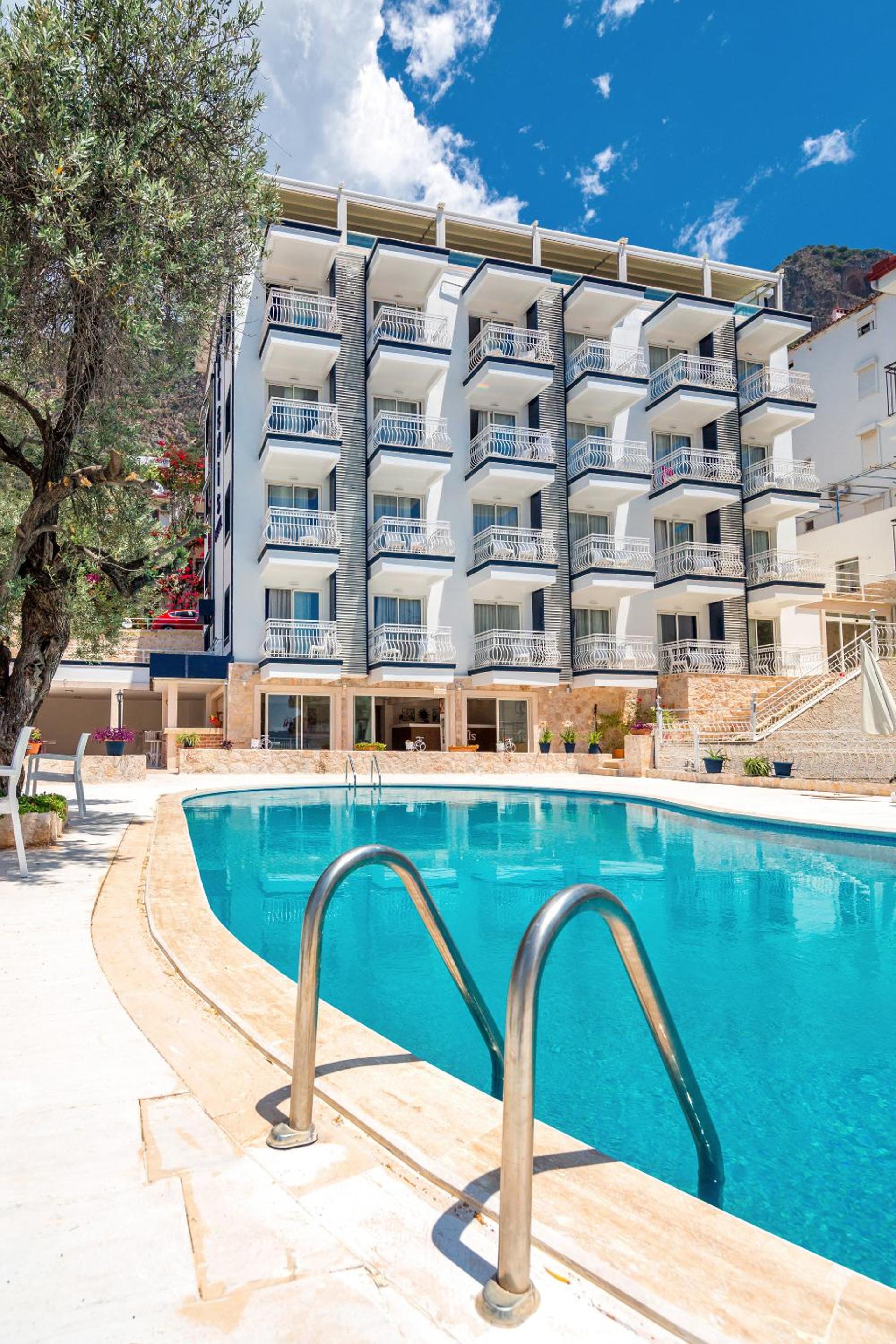 Oreo Hotel 8/74