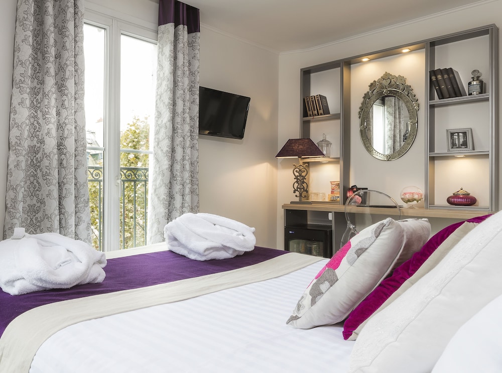 ROOM, DOUBLE OR TWIN BED, BALCONY