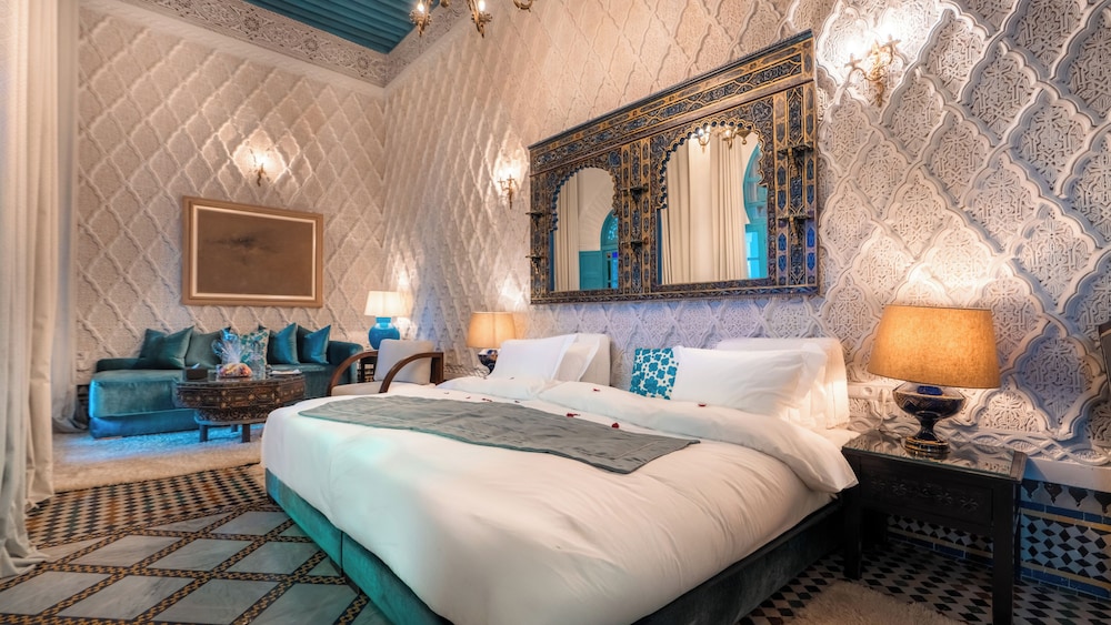 AMBASSADOR, SUITE