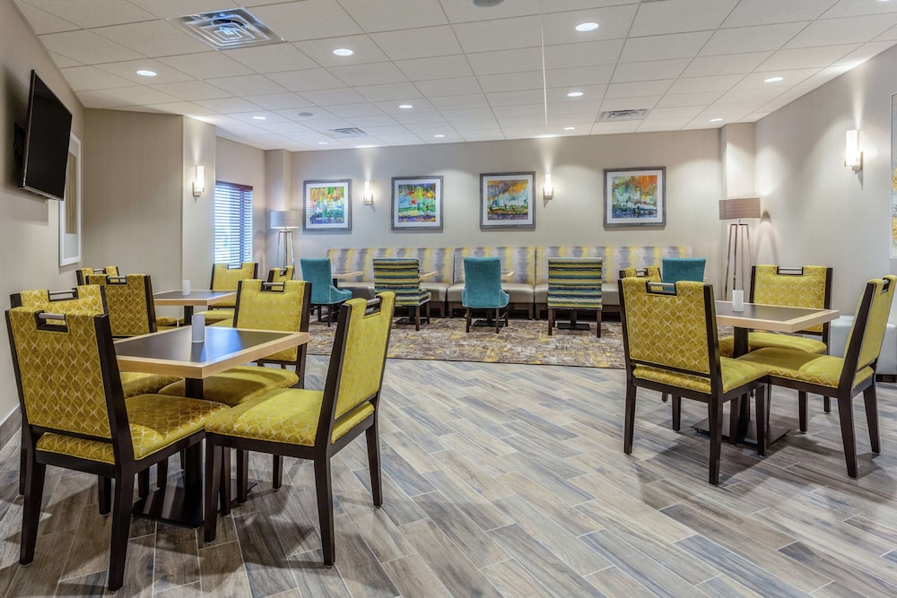 Hampton Inn & Suites Burlington IA 38/46