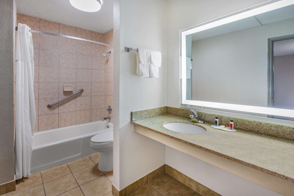 Days Inn By Wyndham Roanoke Near I-81 27/47