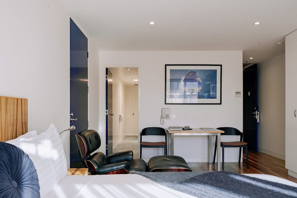 Salamanca Wharf Hotel 33/66